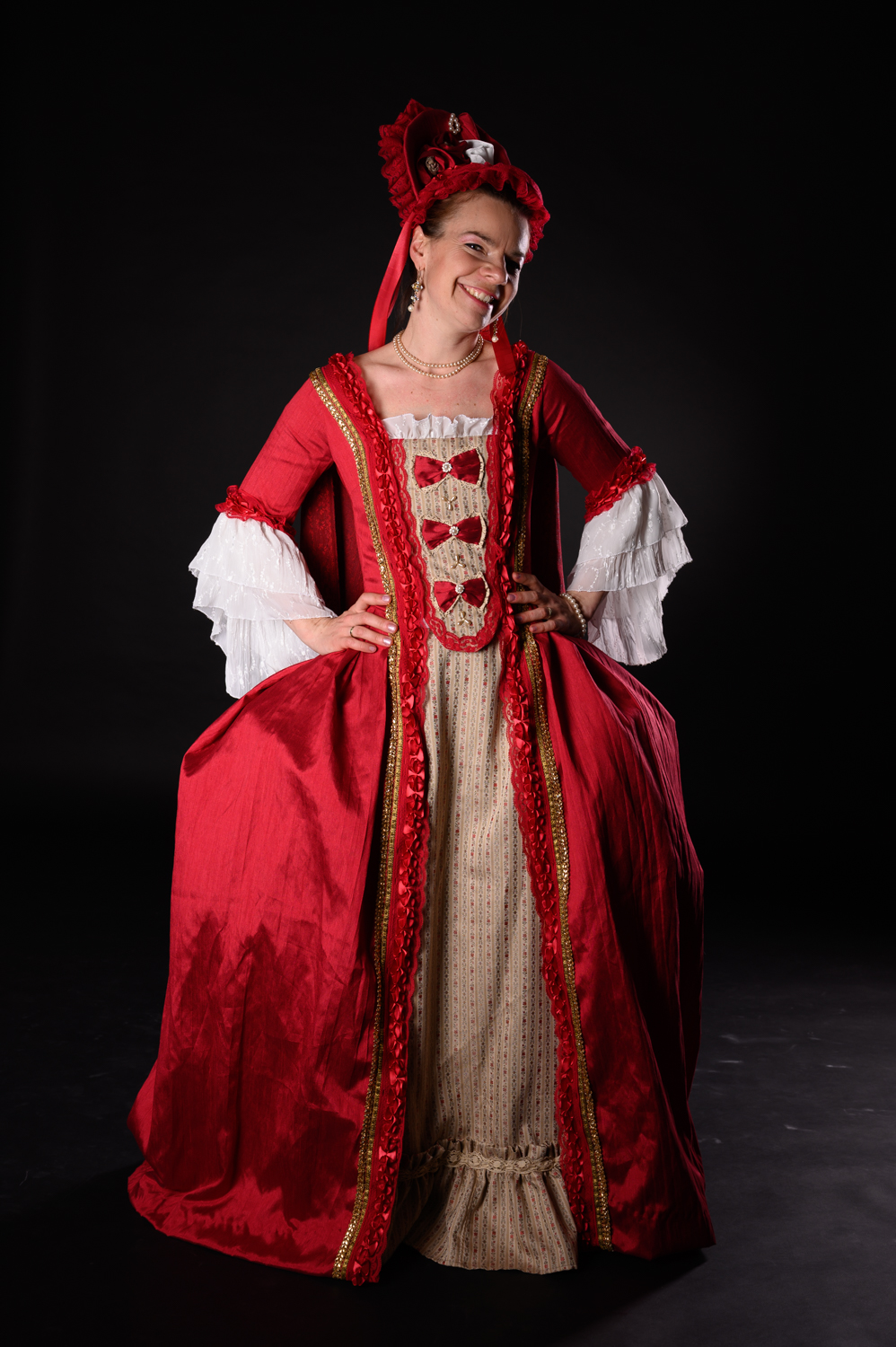 Dáma v červeném – půjčovna historických kostýmů